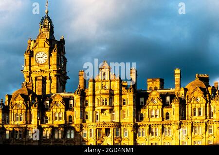 Hotel Balmoral torre dell'orologio e skyline di Edimburgo vicino al tramonto, Scozia, Regno Unito Foto Stock