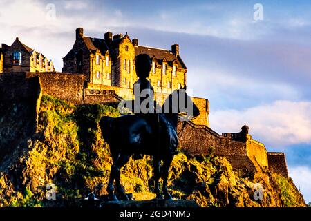 Royal Scots Grays Monument silhouette con lo skyline del Castello di Edimburgo vicino al tramonto, Scozia, Regno Unito Foto Stock