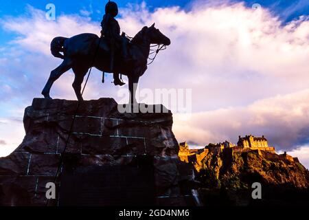 Royal Scots Grays Monument silhouette con lo skyline del Castello di Edimburgo vicino al tramonto, Scozia, Regno Unito Foto Stock