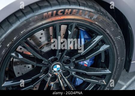 Ucraina, Odessa - 8 luglio 2021: Dettaglio dell'impianto frenante anteriore originale di una vettura sportiva di lusso BMW M5. Ruota da competizione, pneumatico Michelin Foto Stock