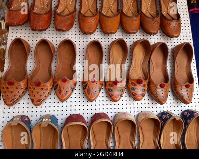 Rajasthani mojari,jutti,juti,Handicrafts jutti, jaipur, rajasthan, India Foto Stock