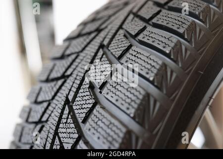 Pneumatico per auto con diversi segni del battistrada Foto Stock