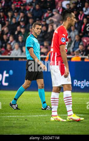 Herning, Danimarca. 10 agosto 2021. L'arbitro Clement Turpin si è visto in azione durante la partita di qualificazione della UEFA Champions League tra il FC Midtjylland e il PSV Eindhoven alla MCH Arena di Herning. (Photo Credit: Gonzales Photo/Alamy Live News Foto Stock