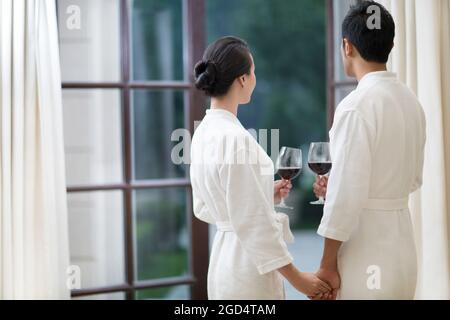 Una coppia di amici con vino in un hotel di lusso Foto Stock