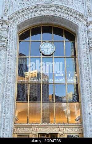 Il lungofiume offre vedute fantastiche dello skyline architettonico lungo il fiume Chicago, il Foto Stock