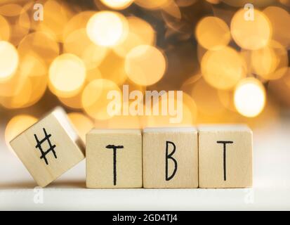 Hashtag TBT Throwback Giovedi scritto con cubetti di legno con lucido sfondo bokeh, concetto di social media Foto Stock