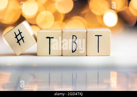 Hashtag TBT Throwback Giovedi scritto con cubetti di legno con lucido sfondo bokeh, concetto di social media Foto Stock