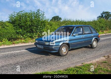 1986 80s blu Austin Maestro HLS L 4dr berlina lungo il tragitto per Capesthorne Hall classica mostra di luglio, Cheshire, Regno Unito Foto Stock