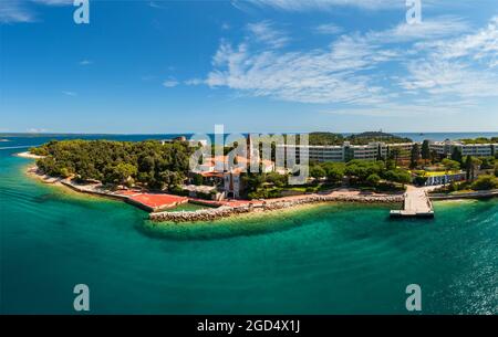 Isola rossa vicino a Rovigno città in Croazia. Il nome croato è Maskin ottocico. Ha un hotel, aquapark, monumento chruch e spiagge incredibili Foto Stock