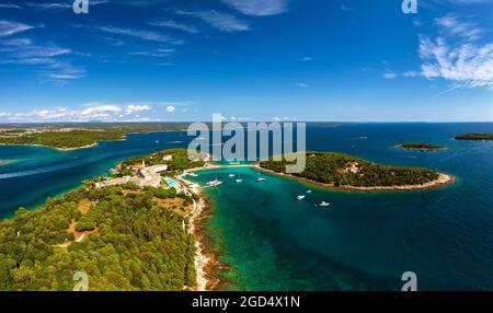 Isola rossa vicino a Rovigno città in Croazia. Il nome croato è Maskin ottocico. Ha un hotel, aquapark, monumento chruch e spiagge incredibili Foto Stock