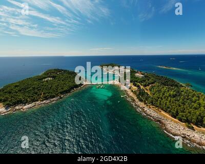 Isola rossa vicino a Rovigno città in Croazia. Il nome croato è Maskin ottocico. Ha un hotel, aquapark, monumento chruch e spiagge incredibili Foto Stock