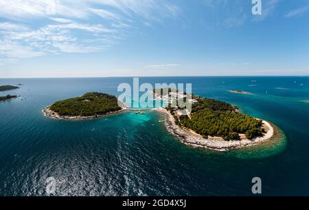 Isola rossa vicino a Rovigno città in Croazia. Il nome croato è Maskin ottocico. Ha un hotel, aquapark, monumento chruch e spiagge incredibili Foto Stock