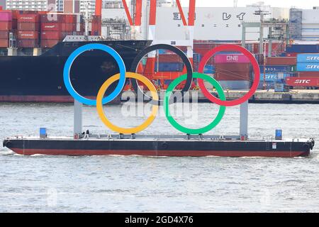 Tokyo, Giappone. 11 Agosto 2021. I Giochi Olimpici di Tokyo del 2020 terminarono l'8 agosto e l'emblema Olimpico installato a Daiba, Tokyo, fu rimosso il 11 agosto 2021 a Tokyo, Giappone. (Foto di Kazuki Oishi/Sipa USA) Credit: Sipa USA/Alamy Live News Foto Stock