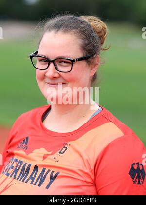 Magdeburgo, Germania. 11 Agosto 2021. Colpo-putter Marie Brämer-Skowronek da SC Magdeburg sul campo di allenamento. L'atleta inizia questa settimana ai XVI Giochi Paralimpici estivi in Giappone. L'età di 30 anni ha iniziato la sua carriera sportiva nel 2006. Al Paralympics di Londra 2012, ha celebrato il suo più grande successo sportivo finora con la medaglia d'argento nel giavellotto. Credit: Peter Gercke/dpa-Zentralbild/dpa/Alamy Live News Foto Stock