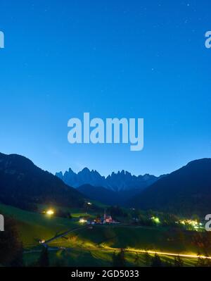 Valle Funes in montagna Dolomiti di notte. Stelle e chiaro di luna sulla catena montuosa di Odle Foto Stock