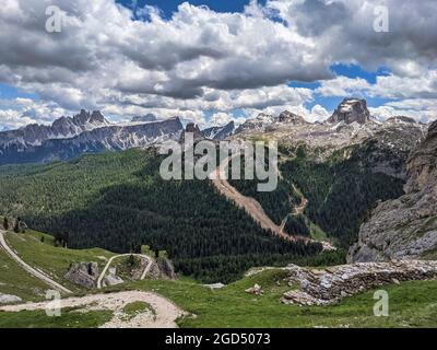 5 Torri, cinque Torri. Paesaggio dolomitico da cinque torri. Alpi montagne. Belluno, Veneto, Italia. Vista sulle alpi Foto Stock