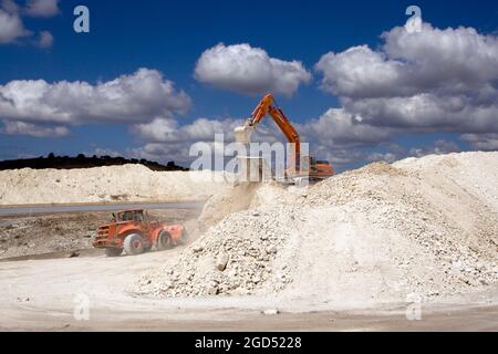 Costruzione di autostrade. Attrezzature per movimento terra che liberano la strada per una nuova autostrada Foto Stock