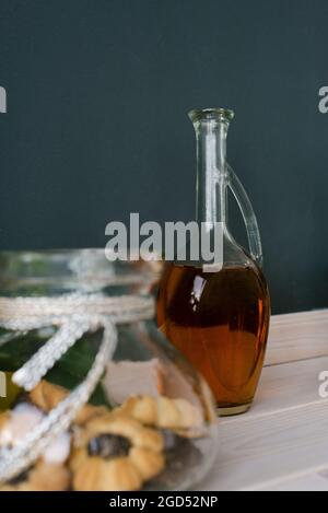 Bottiglia di vetro di olio di girasole non raffinato in cucina Foto Stock