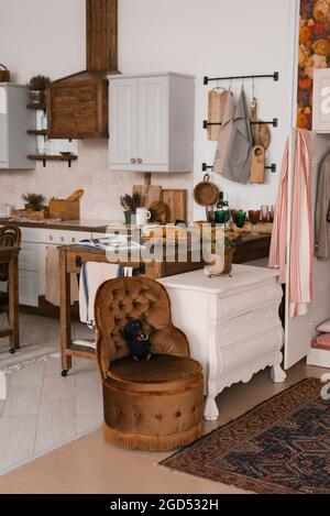 Cucina in legno in colori chiari e scuri in stile scandinavo Foto Stock