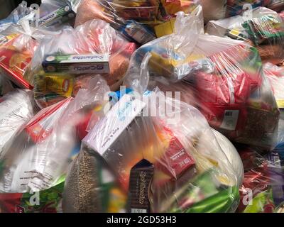 pacchetti di razione asciutti per i poveri, razioni asciutte molto impaccate per le persone in quarantena in zona di blocco Foto Stock