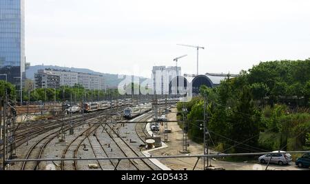 Panoramica dei binari all'ingresso della stazione Francia di Barcellona, Catalunya, Spagna, Europa Foto Stock