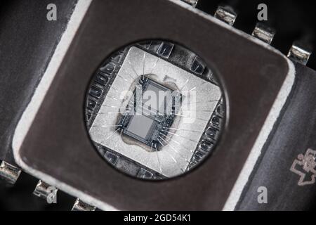 Immagine macro estrema della eprom UV TMS 2532A-45JL di Texas Instruments con "finestra" che consente alla luce UV di cancellare il contenuto prima della riprogrammazione. Foto Stock