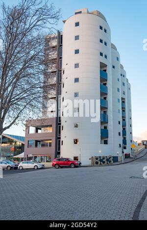 Originariamente costruite come silos di grano vicino ai moli di Hobart, queste 1951 strutture sono state convertite in appartamenti nel 2001 con vista sul Derwent Foto Stock