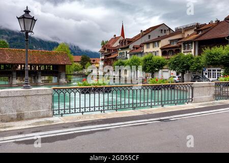 Vista della vecchia diga medievale in legno e il mulino sul fiume Aare. Interlaken. Svizzera. Foto Stock