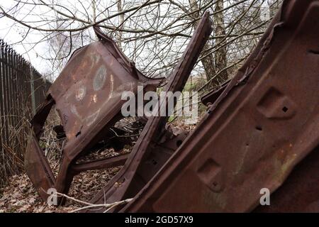 Corpo dell'auto abbandonato, rotto e arrugginita con volto sorridente disegnato Foto Stock