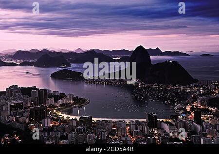 Paesaggio all'alba con vista panoramica del Botafogo, della Baia di Guanabara e del Pan di zucchero come visto dal Mirante Dona Marta a Rio de Janeiro, Brasile. Foto Stock