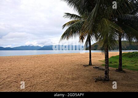 Paesaggio con vista panoramica di Conceição de Jacareí una spiaggia e l'isola omonima a Mangaratiba un comune di Rio de Janeiro, Brasile. Foto Stock