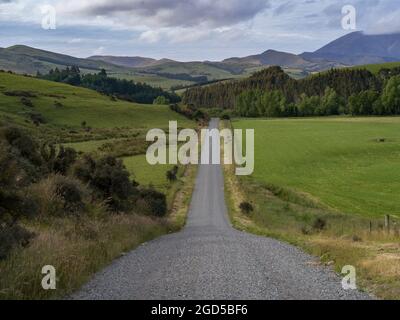 Strada sterrata che passa attraverso il paesaggio, Longridge Nord, Southland, Nuova Zelanda Foto Stock