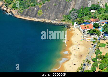 Paesaggio con vista panoramica di Praia Vermelha, la famosa Spiaggia Rossa di Rio de Janeiro visto dal Pan di zucchero in Brasile. Foto Stock