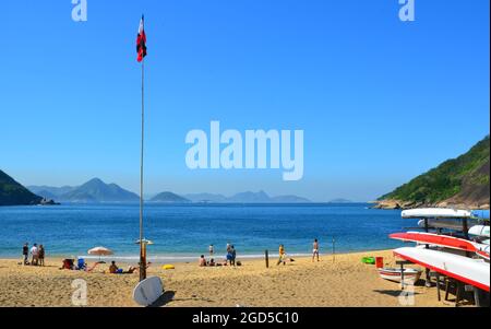 Paesaggio con vista panoramica di Praia Vermelha, la famosa Spiaggia Rossa nel quartiere di Urca a Rio de Janeiro, Brasile. Foto Stock