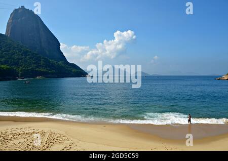 Paesaggio con vista panoramica di Praia Vermelha, la famosa Spiaggia Rossa nel quartiere di Urca a Rio de Janeiro, Brasile. Foto Stock