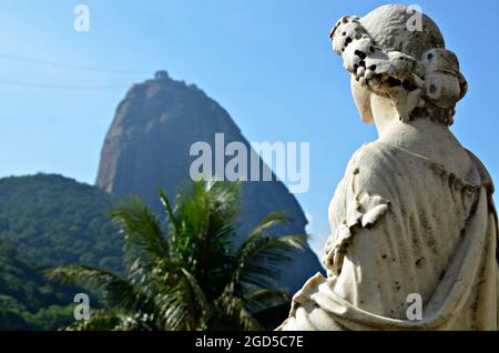 Vista panoramica del Pan di zucchero e la scultura di Deusa Pomona vista da Praia Vermelha nel quartiere di Urca, Rio de Janeiro Brasile. Foto Stock