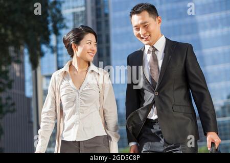 Sorridente colleghi di affari a piedi Foto Stock