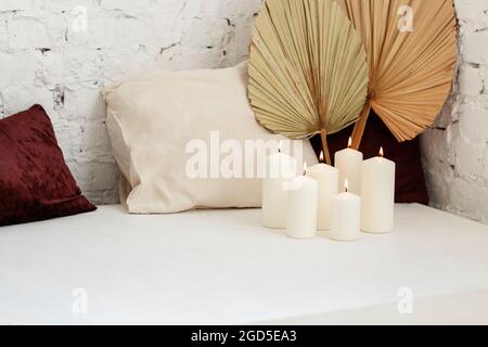 Luogo di meditazione con candele brucianti, aromaterapia con pulizia di energia negativa, colpo orizzontale Foto Stock