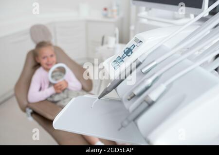 Piccola ragazza bionda che ha un appuntamento con la pediadontis Foto Stock