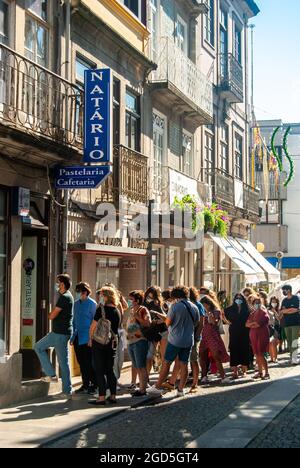 Viana do Castelo, Portogallo - 30 luglio 2021: Lunga coda al famoso Bakery-Cafe testo nel centro di Viana do Castelo Pastaria-Confeitaria Manuel Foto Stock