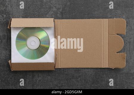 CD imballato in una scatola di spedizione di cartone. Foto Stock