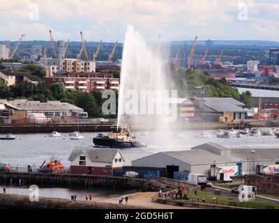 Tugboat 'vitzer Tyne' che esercita le potenti manichette antincendio dei rimorchiatori, mentre la barca si snoda lungo il fiume Tyne, nella banchina dei pesci di North Shields, nel nord del Tyneside; Foto Stock
