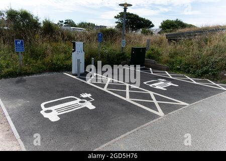 Due punti di ricarica per veicoli elettronici situati nel parcheggio dell'Oriel y Parc Gallery & Visitor Centre, St Davids, Galles Foto Stock