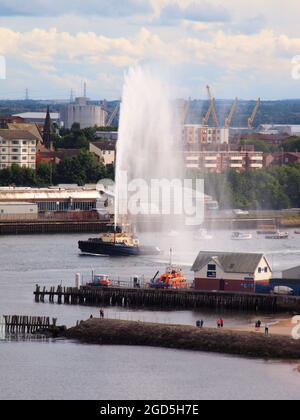 Tugboat 'vitzer Tyne' che esercita le potenti manichette antincendio dei rimorchiatori, mentre la barca si snoda lungo il fiume Tyne, nella banchina dei pesci di North Shields, nel nord del Tyneside; Foto Stock