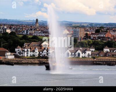 Tugboat 'vitzer Tyne' che esercita le potenti manichette antincendio dei rimorchiatori, mentre la barca si snoda lungo il fiume Tyne, nella banchina dei pesci di North Shields, nel nord del Tyneside; Foto Stock