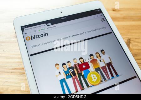 Una home page di bitcoin sullo schermo di un ipad Foto Stock