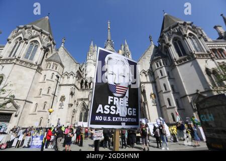 Londra, Inghilterra, Regno Unito. 11 Agosto 2021. I sostenitori di Julian Assange si sono riuniti fuori dalla Royal Courts of Justice, Londra, quando ha inizio l'appello degli Stati Uniti per l'estradizione. Una sfida legale da parte degli Stati Uniti sulla decisione di un giudice di non estradare il fondatore di WikiLeaks è stata ascoltata in un'audizione preliminare. (Credit Image: © Tayfun Salci/ZUMA Press Wire) Foto Stock