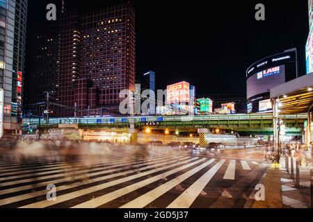 Shinjuku, Giappone, 18 2019 maggio: Le insegne al neon illuminano di notte l'affollato quartiere Shinjuku di Tokyo Foto Stock