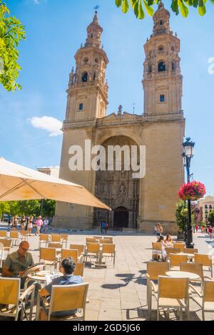 Terrazza e cattedrale. Plaza de la Constitucion, Logroño, Spagna. Foto Stock
