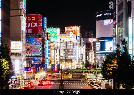 Shinjuku, Giappone, 18 2019 maggio: Le insegne al neon illuminano di notte il trafficato quartiere Shinjuku di Tokyo lungo Yasukuni-dori Ave Foto Stock